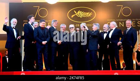 (Froml) Jane Campion, directrice de New Zealander, directrice britannique Ken Loach, directrice autrichienne Michael Haneke, directrice grecque Costa-Gavras, directrice roumaine Cristian Mungiu, directrice italienne Nanni Moretti, directrice américaine David Lynch, directrice suédoise Bille August, directrice française Claude Lelouch, directrice franco-polonaise Roman Polanski, directrice américaine Jerry Schatzberg, Le réalisateur algérien Mohammed Lakhdar-Hamina et le réalisateur français Laurent Cantet posent alors qu'ils arrivent à 23 mai 2017 pour la cérémonie du '70th anniversaire' du Festival de Cannes, dans le sud de la France. Festival annuel de Cannes 70th Banque D'Images