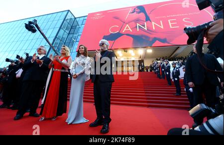 ; (De L) le réalisateur australien George Miller, l'actrice française Catherine Deneuve, l'actrice française Isabelle Huppert et le réalisateur espagnol Pedro Almodovar arrivent sur 23 mai 2017 pour la cérémonie « 70th anniversaire » du Festival de Cannes, dans le sud de la France. Festival annuel du film de Cannes 70th à Cannes, France, mai 2017. Le festival du film se déroulera du 17 au 28 mai. Banque D'Images