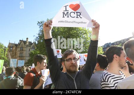 ©PHOTOPQR/LE PARISIEN ; Manchester (Royaume-Uni), mardi 23 mai 2017.reportage au lendemain de l'attentat perpetré à la fin du concert d'Ariana Grande à l'Arena de Manchester.photo: Hommages et grand rassemblement au Square Albert. Manchester, Royaume-Uni, mai 23rd 2017 des fleurs et des bougies sont placées sur la place Prince Albert à Manchester, en Angleterre, sur 23 mai 2017, pour commémorer les victimes d'une explosion terroriste dans une salle de concert bondée. Banque D'Images