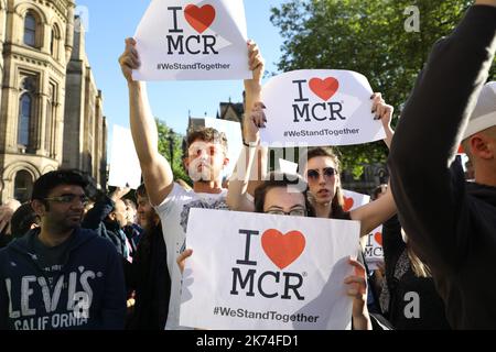 ©PHOTOPQR/LE PARISIEN ; Manchester (Royaume-Uni), mardi 23 mai 2017.reportage au lendemain de l'attentat perpetré à la fin du concert d'Ariana Grande à l'Arena de Manchester.photo: Hommages et grand rassemblement au Square Albert. Manchester, Royaume-Uni, mai 23rd 2017 des fleurs et des bougies sont placées sur la place Prince Albert à Manchester, en Angleterre, sur 23 mai 2017, pour commémorer les victimes d'une explosion terroriste dans une salle de concert bondée. Banque D'Images