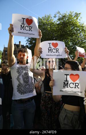 ©PHOTOPQR/LE PARISIEN ; Manchester (Royaume-Uni), mardi 23 mai 2017.reportage au lendemain de l'attentat perpetré à la fin du concert d'Ariana Grande à l'Arena de Manchester.photo: Hommages et grand rassemblement au Square Albert. Manchester, Royaume-Uni, mai 23rd 2017 des fleurs et des bougies sont placées sur la place Prince Albert à Manchester, en Angleterre, sur 23 mai 2017, pour commémorer les victimes d'une explosion terroriste dans une salle de concert bondée. Banque D'Images