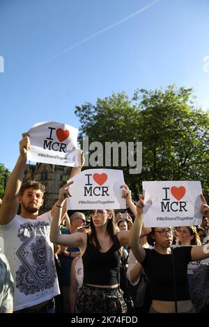 ©PHOTOPQR/LE PARISIEN ; Manchester (Royaume-Uni), mardi 23 mai 2017.reportage au lendemain de l'attentat perpetré à la fin du concert d'Ariana Grande à l'Arena de Manchester.photo: Hommages et grand rassemblement au Square Albert. Manchester, Royaume-Uni, mai 23rd 2017 des fleurs et des bougies sont placées sur la place Prince Albert à Manchester, en Angleterre, sur 23 mai 2017, pour commémorer les victimes d'une explosion terroriste dans une salle de concert bondée. Banque D'Images