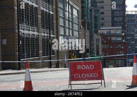 ©PHOTOPQR/LE PARISIEN ; Manchester (Royaume-Uni), mardi 23 mai 2017.Rapport au lendemain de l'attentat perpetré à la fin du concert d'Ariana Grande à l'Arena de Manchester.photo : aux abords du matériel boulonné par la police Manchester, Royaume-Uni, mai 23rd 2017 des fleurs et des bougies sont placées sur la place du Prince Albert à Manchester, en Angleterre, sur 23 mai 2017, pour commémorer les victimes d'une explosion terroriste dans une salle de concert bondée. Banque D'Images