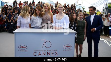 (G-D) l'actrice américaine Kirsten Dunst, l'acteur irlandais Colin Farrell, l'actrice australienne Nicole Kidman et l'actrice américaine Elle Fanning posent pendant la séance photo de 'The Beguiled' lors du Festival du film de Cannes 70th, à Cannes, en France, le 24 mai 2017. Le film est présenté dans le Concours officiel du festival qui se déroule du 17 au 28 mai. Banque D'Images