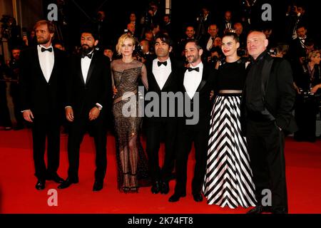 Ulrich Brandhoff (l-r), Numan Acar, directeur Fatih Akin, Diane Kruger, Samia Muriel Chancrin, Johannes Krisch et Denis Moschitto arrivent à la première de 'In the Fade' lors du Festival annuel du film de Cannes 70th au Palais des Festivals de Cannes, France, le 26 mai 2017. Banque D'Images