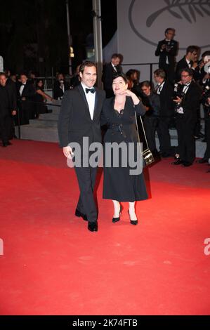 ©Quentin Veuillet/Wostok Press/Maxppp France Cannes 27/05/2017 la réalisatrice écossaise Lynne Ramsay (R) et l'acteur américain Joaquin Phoenix arrivent pour la première de 'vous n'étiez jamais vraiment ici' lors du Festival du film de Cannes 70th, à Cannes, en France Banque D'Images