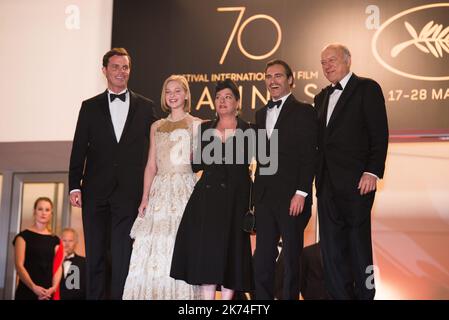 ©Quentin Veuillet/Wostok Press/Maxppp France Cannes 27/05/2017 l'acteur américain Alex Manette, le réalisateur écossais Lynne Ramsay, l'acteur américain Joaquin Phoenix et l'actrice Ekaterina Samsonov arrivent pour la première de "vous n'étiez jamais vraiment ici" lors du Festival du film de Cannes 70th Banque D'Images