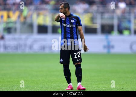 Henrikh Mkhitaryan du FC Internazionale gestes pendant la série Un match de football entre le FC Internazionale et nous Salernitana au Stadio Giuseppe Meazza sur 16 octobre 2022 à Milan Italie . Banque D'Images