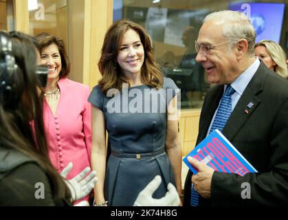 La Princesse Mary de la Couronne danoise se présente avec le Secrétaire général de l'Organisation de coopération et de développement économiques (OCDE), José Angel Gurria salon de réalité virtuelle pendant le Forum 2017 au siège de l'OCDE (Organisation de coopération et de développement économiques) à Paris, en France Banque D'Images