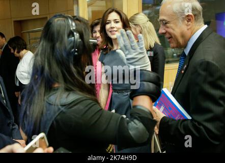 La Princesse Mary de la Couronne danoise se présente avec le Secrétaire général de l'Organisation de coopération et de développement économiques (OCDE), José Angel Gurria salon de réalité virtuelle pendant le Forum 2017 au siège de l'OCDE (Organisation de coopération et de développement économiques) à Paris, en France Banque D'Images