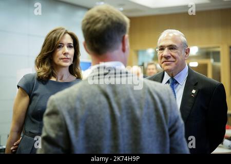 La Princesse Mary de la Couronne danoise se présente avec le Secrétaire général de l'Organisation de coopération et de développement économiques (OCDE), José Angel Gurria salon de réalité virtuelle pendant le Forum 2017 au siège de l'OCDE (Organisation de coopération et de développement économiques) à Paris, en France Banque D'Images