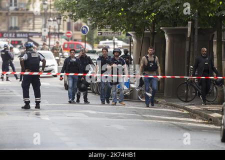 Les policiers français se réunissent à l'entrée de la cathédrale notre-Dame de Paris sur 6 juin 2017. Les procureurs anti-terroristes ont ouvert une enquête après que la police ait tiré sur un homme et blessé un homme qui avait essayé d'attaquer un officier avec un marteau à l'extérieur de la cathédrale notre-Dame. Banque D'Images