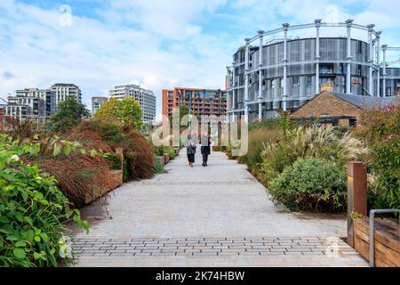 Les détenteurs de gaz par Regents Canal dans la zone rédéveloppée de King's Cross, Londres, Royaume-Uni Banque D'Images