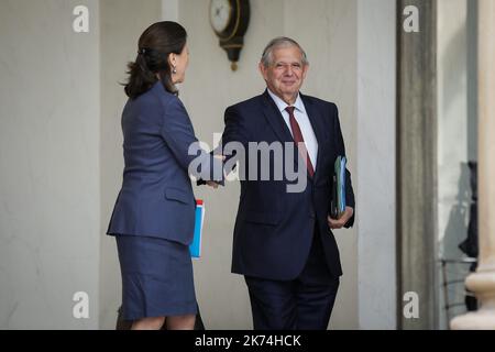 La ministre française de la Santé et de la solidarité, Agnes Buzyn (L), et le ministre français de l'Agriculture, Jacques Mezard (R), quittent le cabinet 07 juin 2017 à l'Elysée, à Paris. Banque D'Images