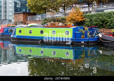 Des barques à la truelle amarrées sur le canal Regents à King's Cross, Londres, Royaume-Uni Banque D'Images