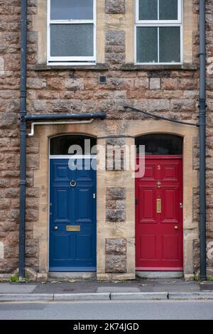 Portes avant bleues et rouges Banque D'Images