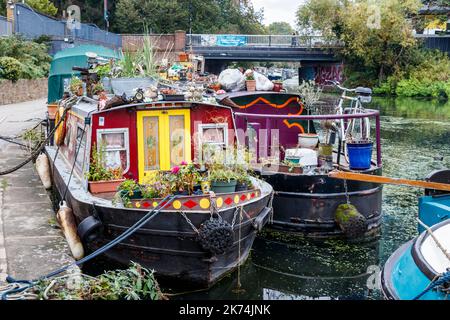 Bateaux étroits aux couleurs vives sur le canal Regents, King's Cross, Londres, Royaume-Uni Banque D'Images