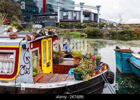 Bateaux étroits aux couleurs vives sur le canal Regents, King's Cross, Londres, Royaume-Uni Banque D'Images