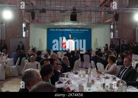 Le président français Emmanuel Macron était flanqué par le ministre français de l'intérieur, Gérard Collomb, lors d'un dîner organisé par le Conseil français de la foi musulmane (CFCM) pour briser le jeûne du Ramadan. Banque D'Images