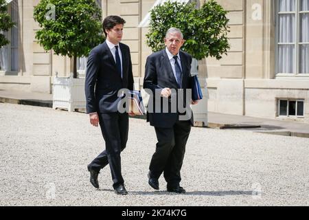 ©THOMAS PADILLA/MAXPPP - 22/06/2017 ; PARIS FRANCE; SORTIE DU CONSEIL DES MINISTRES AU PALAIS DE L'ELYSEE. Le ministre français de la cohésion territoriale Jacques Mézard (R) et le ministre français de la cohésion territoriale Julien Denormandie quittent l'Elysée à Paris après la première réunion du nouveau gouvernement français sur 22 juin 2017. Banque D'Images