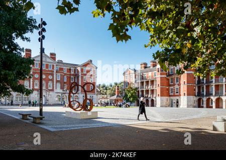 Une femme traverse le quad du campus de Millbank de l'université d'art et de design d'UAL Chelsea sur Atterbury Street, Londres, Royaume-Uni Banque D'Images