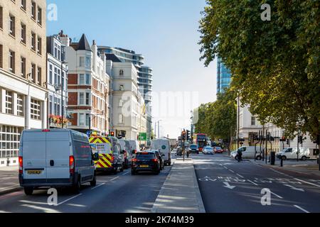 Vue sud-est le long de Vauxhall Bridge Road depuis Pimlico, Londres, Royaume-Uni Banque D'Images