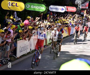 Victoire du Français Arnaud Demare lors de la quatrième étape de l'édition 104th de la course cycliste Tour de France, à 207,5 km de Mondorf-les-bains, Luxembourg, à Vittel, France, le mardi 04 juillet 2017 Banque D'Images