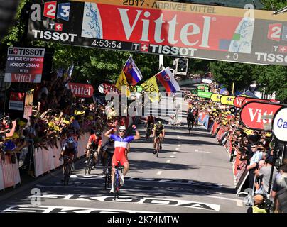 Victoire du Français Arnaud Demare lors de la quatrième étape de l'édition 104th de la course cycliste Tour de France, à 207,5 km de Mondorf-les-bains, Luxembourg, à Vittel, France, le mardi 04 juillet 2017 Banque D'Images