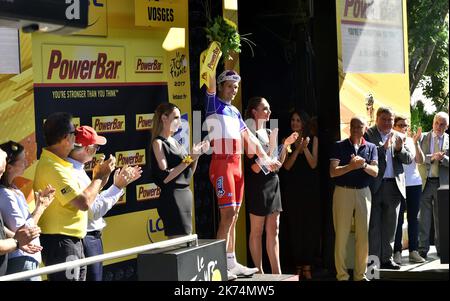 Victoire du Français Arnaud Demare lors de la quatrième étape de l'édition 104th de la course cycliste Tour de France, à 207,5 km de Mondorf-les-bains, Luxembourg, à Vittel, France, le mardi 04 juillet 2017 Banque D'Images