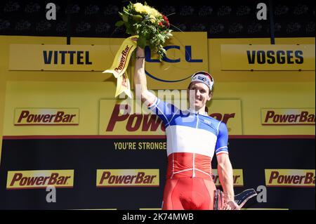 Le français Arnaud DEMARE remporte l'arrivée au sprint de la 4ème étape entre Mondorf-lès-bains et Vittel. PHOTO Alexandre MARCHI. Du samedi 1 juillet au dimanche 23 juillet 2017, le Tour de France 104th est composé de 21 étapes et couvre une distance totale de 3 540 kilomètres. Banque D'Images