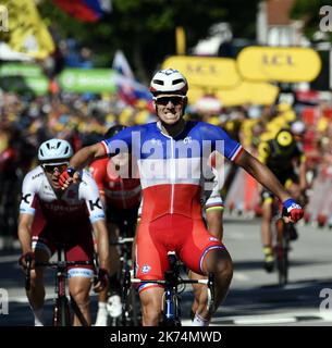 Le français Arnaud DEMARE remporte l'arrivée au sprint de la 4ème étape entre Mondorf-lès-bains et Vittel. PHOTO Alexandre MARCHI. Du samedi 1 juillet au dimanche 23 juillet 2017, le Tour de France 104th est composé de 21 étapes et couvre une distance totale de 3 540 kilomètres. Banque D'Images