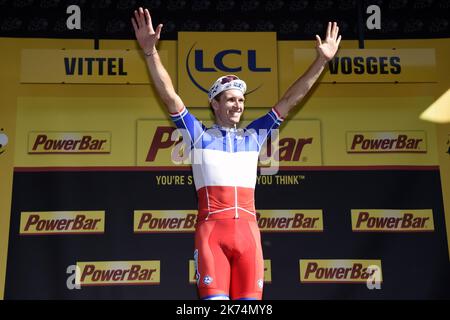 Le français Arnaud DEMARE remporte l'arrivée au sprint de la 4ème étape entre Mondorf-lès-bains et Vittel. PHOTO Alexandre MARCHI. Du samedi 1 juillet au dimanche 23 juillet 2017, le Tour de France 104th est composé de 21 étapes et couvre une distance totale de 3 540 kilomètres. Banque D'Images