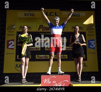 Le français Arnaud DEMARE remporte l'arrivée au sprint de la 4ème étape entre Mondorf-lès-bains et Vittel. PHOTO Alexandre MARCHI. Du samedi 1 juillet au dimanche 23 juillet 2017, le Tour de France 104th est composé de 21 étapes et couvre une distance totale de 3 540 kilomètres. Banque D'Images