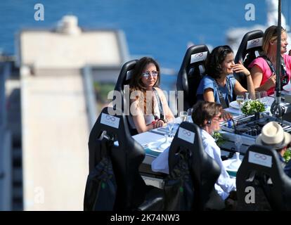 Du 7th au 16th juillet 2017, montez à l'occasion d'un dîner inoubliable et profitez d'une vue inoubliable sur la Principauté de Monaco. Face à la mer Méditerranée depuis les terrasses du Casino de Monte-Carlo, laissez-vous emporter par la magie d'un dîner gastronomique à 28 mètres de haut ! Banque D'Images