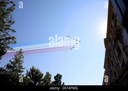 Un survol en tant que personnes rassemblées lors de la cérémonie commémorative du premier anniversaire de l'attentat terroriste de Nice qui a tué 86 victimes. Banque D'Images