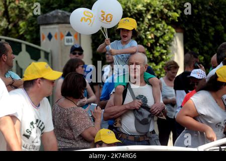 ©PHOTOPQR/LA PROVENCE ; 19ème étape du Tour de France reliant Embrun à salon de Provence ci contre le public à l'arrivée en cours du samedi 1 juillet au dimanche 23 juillet 2017, le Tour de France 104th est composé de 21 étapes et couvre une distance totale de 3 540 kilomètres. Banque D'Images