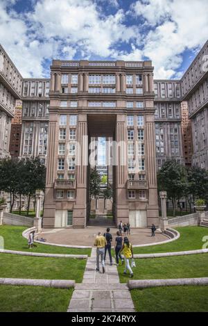 Une photo prise sur 01 août 2017 montre le « Théâtre » dans les espaces d'Abraxas, dans la ville de Noisy-le-Grand, dans l'est de Paris. Les espaces d'Abraxas créés par l'architecte espagnol Ricardo Bofill et construits à la fin de 70s, est un complexe de logements sociaux qui comprend 600 appartements. L'endroit a été l'un des lieux de tournage du film de Francis Lawrence de 2014 'Hunger Games'. Banque D'Images