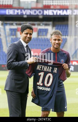 ©Leon Tanguy/MAXPPP - la superstar brésilienne Neymar montre son maillot à côté du président qatari de Paris Saint Germain (PSG) Nasser Al-Kheleaifi lors de sa présentation officielle au stade du Parc des Princes sur 4 août 2017 à Paris, France. Banque D'Images