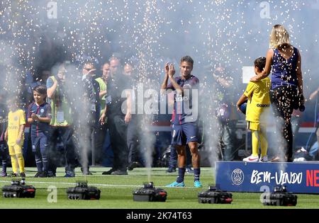 Neymar, l'avant-projet brésilien de Paris Saint-Germain sur le terrain de football, lors de sa présentation aux fans du stade du Parc des Princes à Paris, sur 5 août 2017 Banque D'Images