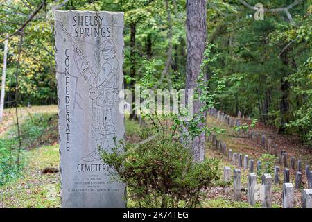 Calera, Alabama, États-Unis-sept 30, 2022 : panneau en pierre et rangées de tombes de soldats confédérés au cimetière confédéré de Shelby Springs, un site historique Banque D'Images