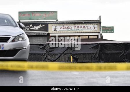 Une vue de la scène après qu'un homme a conduit avec son véhicule BMW dans une pizzeria dans le village de sept-saurs, Seine-et-Marne à l'est de Paris, entraînant 1 morts et 13 blessés. Les enquêteurs ont préféré la tentative de suicide et n'ont pas parlé d'attaques Banque D'Images