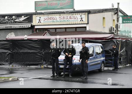 Une vue de la scène après qu'un homme a conduit avec son véhicule BMW dans une pizzeria dans le village de sept-saurs, Seine-et-Marne à l'est de Paris, entraînant 1 morts et 13 blessés. Les enquêteurs ont préféré la tentative de suicide et n'ont pas parlé d'attaques Banque D'Images
