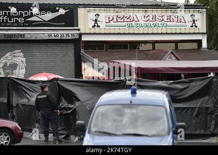 Une vue de la scène après qu'un homme a conduit avec son véhicule BMW dans une pizzeria dans le village de sept-saurs, Seine-et-Marne à l'est de Paris, entraînant 1 morts et 13 blessés. Les enquêteurs ont préféré la tentative de suicide et n'ont pas parlé d'attaques Banque D'Images