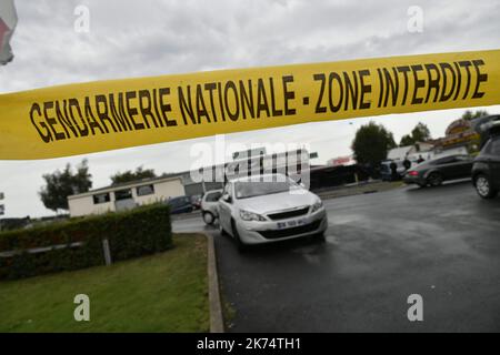 Une vue de la scène après qu'un homme a conduit avec son véhicule BMW dans une pizzeria dans le village de sept-saurs, Seine-et-Marne à l'est de Paris, entraînant 1 morts et 13 blessés. Les enquêteurs ont préféré la tentative de suicide et n'ont pas parlé d'attaques Banque D'Images