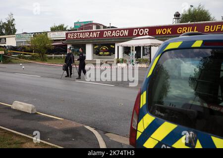 Une vue de la scène après qu'un homme a conduit avec son véhicule BMW dans une pizzeria dans le village de sept-saurs, Seine-et-Marne à l'est de Paris, entraînant 1 morts et 13 blessés. Les enquêteurs ont préféré la tentative de suicide et n'ont pas parlé d'attaques Banque D'Images