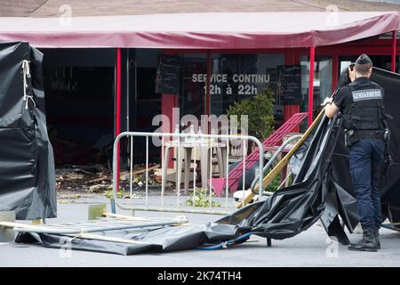 Une vue de la scène après qu'un homme a conduit avec son véhicule BMW dans une pizzeria dans le village de sept-saurs, Seine-et-Marne à l'est de Paris, entraînant 1 morts et 13 blessés. Les enquêteurs ont préféré la tentative de suicide et n'ont pas parlé d'attaques Banque D'Images