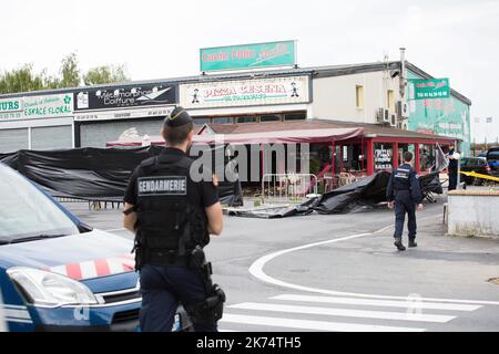 Une vue de la scène après qu'un homme a conduit avec son véhicule BMW dans une pizzeria dans le village de sept-saurs, Seine-et-Marne à l'est de Paris, entraînant 1 morts et 13 blessés. Les enquêteurs ont préféré la tentative de suicide et n'ont pas parlé d'attaques Banque D'Images