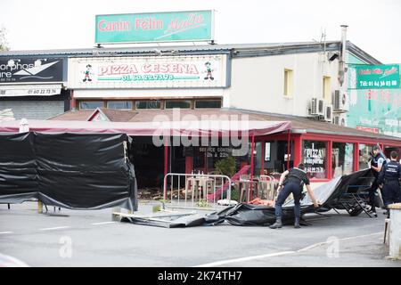 Une vue de la scène après qu'un homme a conduit avec son véhicule BMW dans une pizzeria dans le village de sept-saurs, Seine-et-Marne à l'est de Paris, entraînant 1 morts et 13 blessés. Les enquêteurs ont préféré la tentative de suicide et n'ont pas parlé d'attaques Banque D'Images
