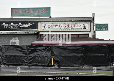 Une vue de la scène après qu'un homme a conduit avec son véhicule BMW dans une pizzeria dans le village de sept-saurs, Seine-et-Marne à l'est de Paris, entraînant 1 morts et 13 blessés. Les enquêteurs ont préféré la tentative de suicide et n'ont pas parlé d'attaques Banque D'Images