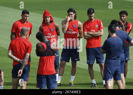 Thiago Silva, Neymar Jr, Edinson Cavani et Javier Pastore de Paris Saint-Germain Écoutez l'entraîneur avant une session de formation Paris Saint-Germain sur 23 août 2017 à Paris, France. Banque D'Images